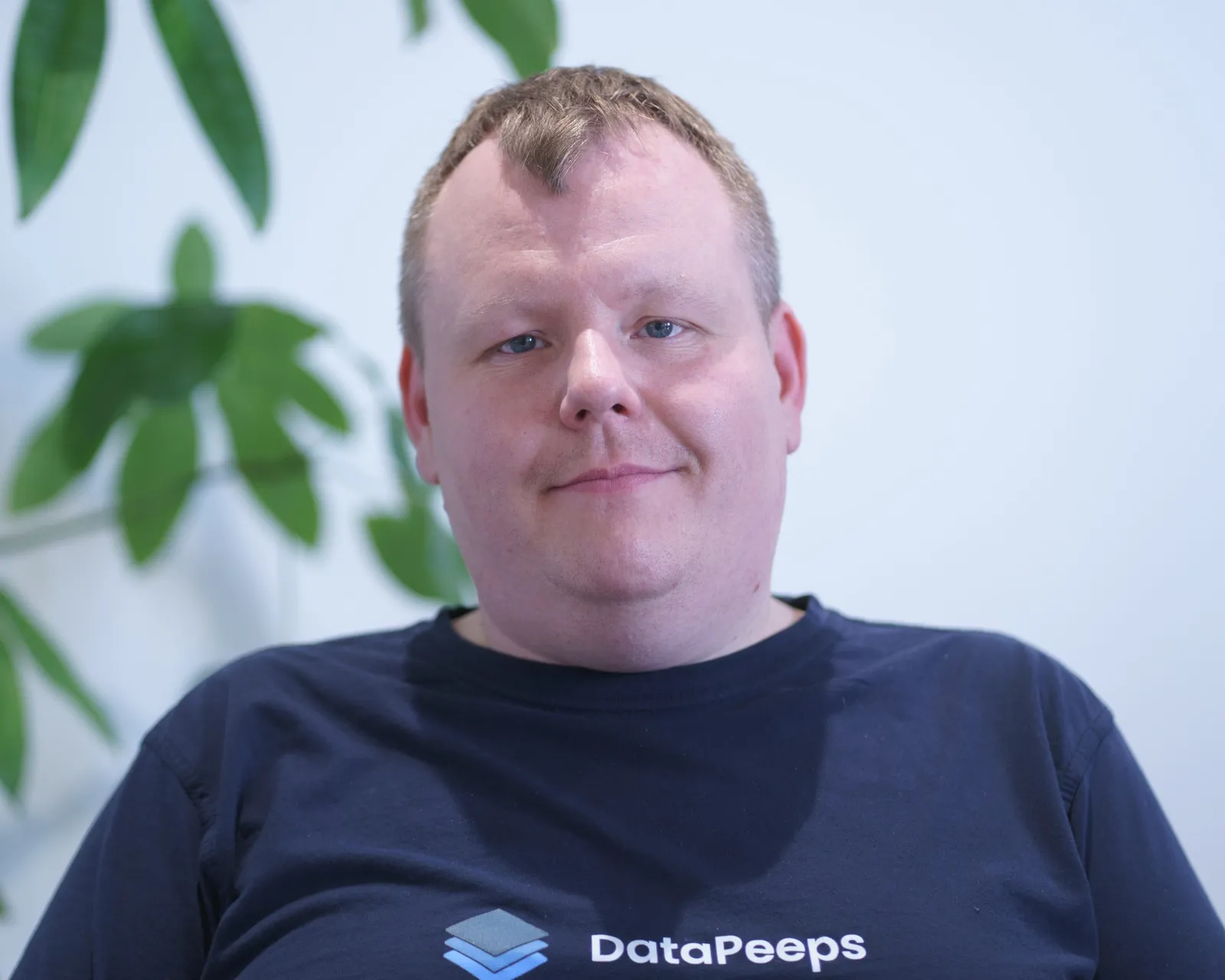 PortrÊt af Dennis Seerup pÄ kontoret i Kastrup