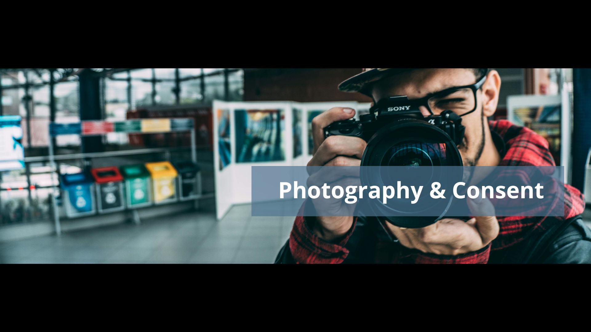 Header mand tager foto og tekst