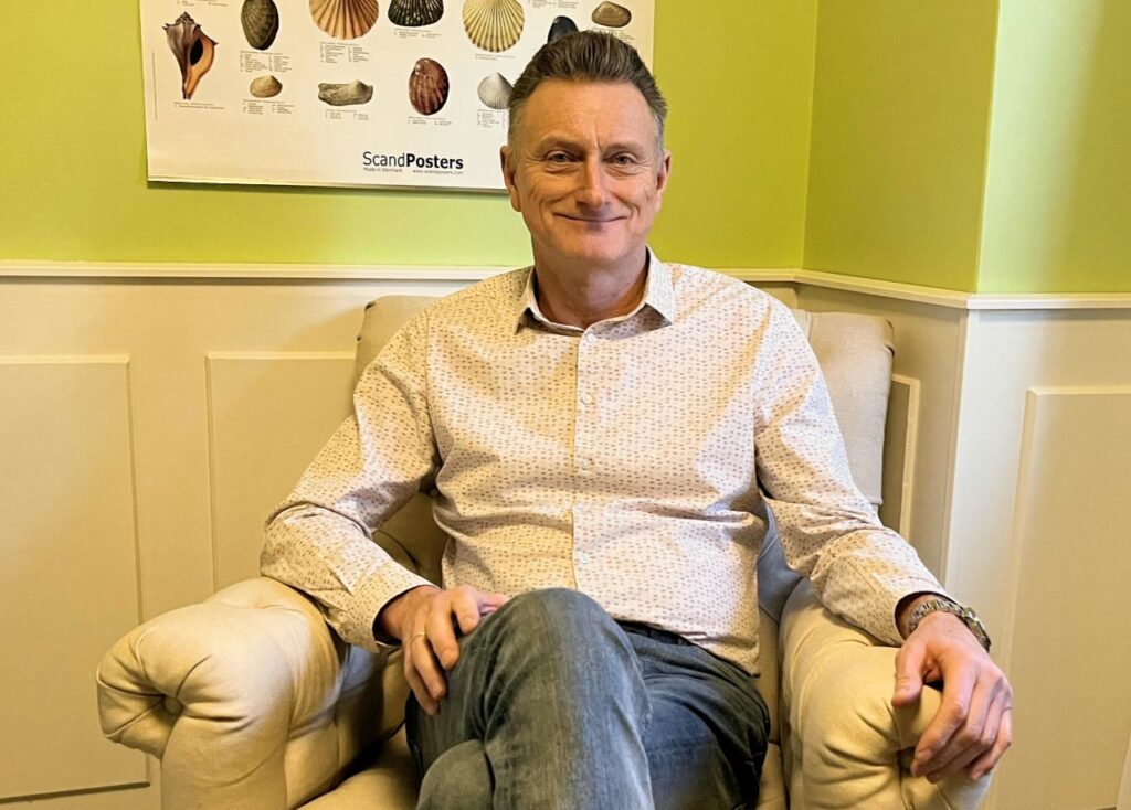 Mogens Brinck sidder i en lænestol