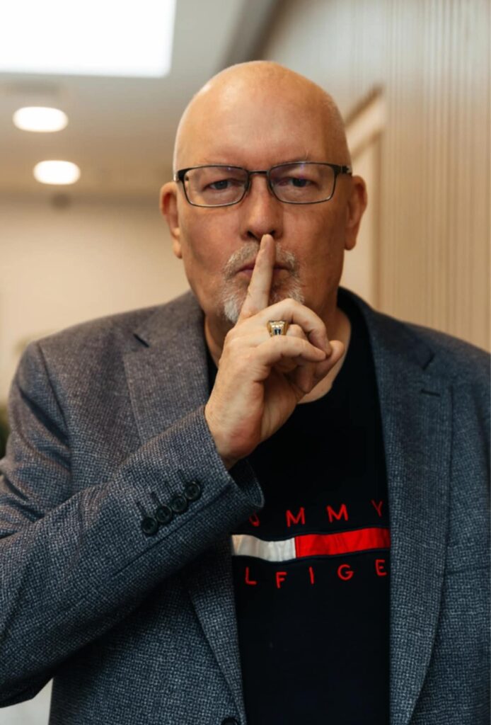 Forfatter Michael
Dalgaard med en finger foran munden
