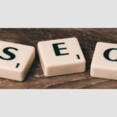 SEO scrabble på træbord