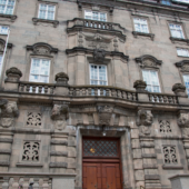 Indgang til Christiansborg i frøperspektiv