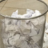Papirkurv med krøllet papir