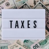 Lysskilt med teksten TAXES